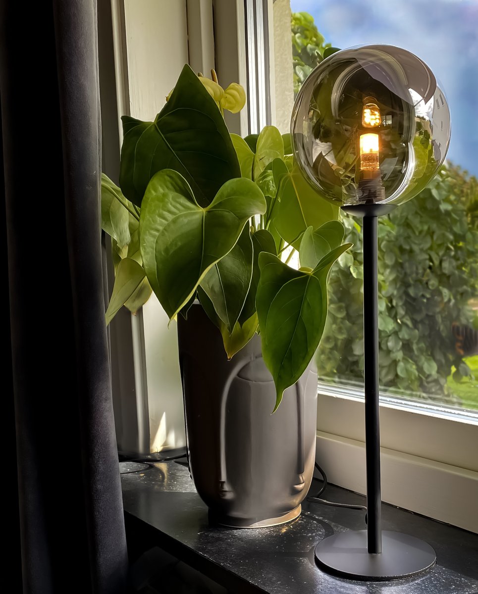 Molekyl 43cm Gris humo lámpara de mesa De Aneta Lighting - Deja que Molekyl se convierta en una declaraci&oacute;n de estilo en tu hogar: perfecto para darle a tu interior un nuevo brillo y difundir una luz agradable donde m&aacute;s se necesita.