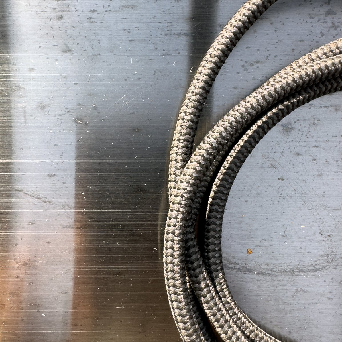 Gravity Negro De Lightson - Juntos, Gravity y la fuente de luz crean una lámpara que se puede colgar sobre una mesa de comedor, una mesa de café o en la esquina de una pérgola, por ejemplo.