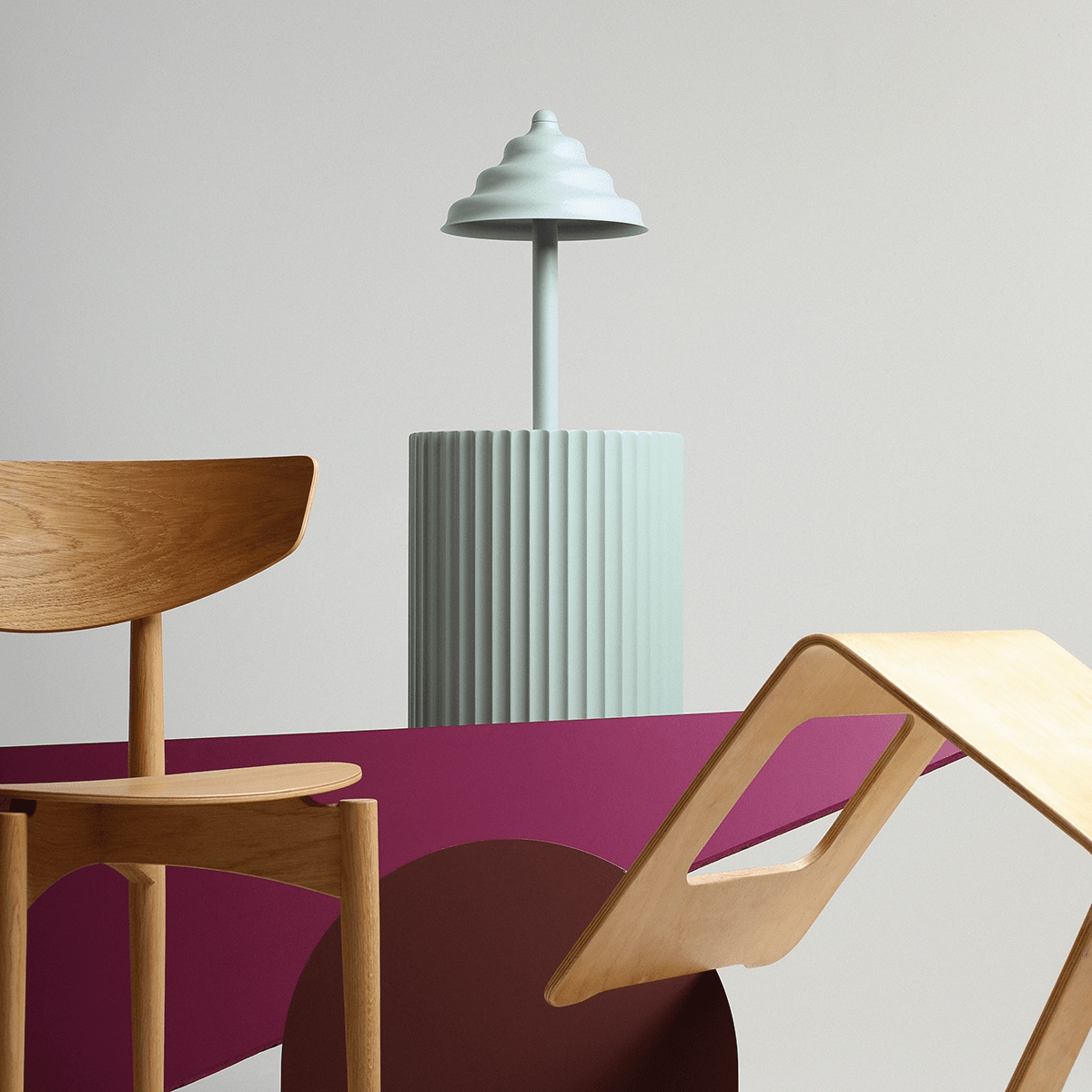 Wave 36cm Azul lámpara de mesa De Artera - La lámpara está hecha de metal de color gris azulado mate.