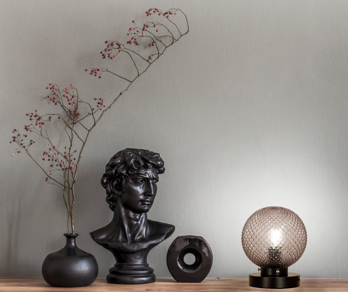 Flory 20cm Color humo lámpara de mesa De Aneta Lighting - El vidrio decorativo rodea la fuente de luz y crea una distribuci&oacute;n de luz c&aacute;lida y armoniosa en la habitaci&oacute;n.