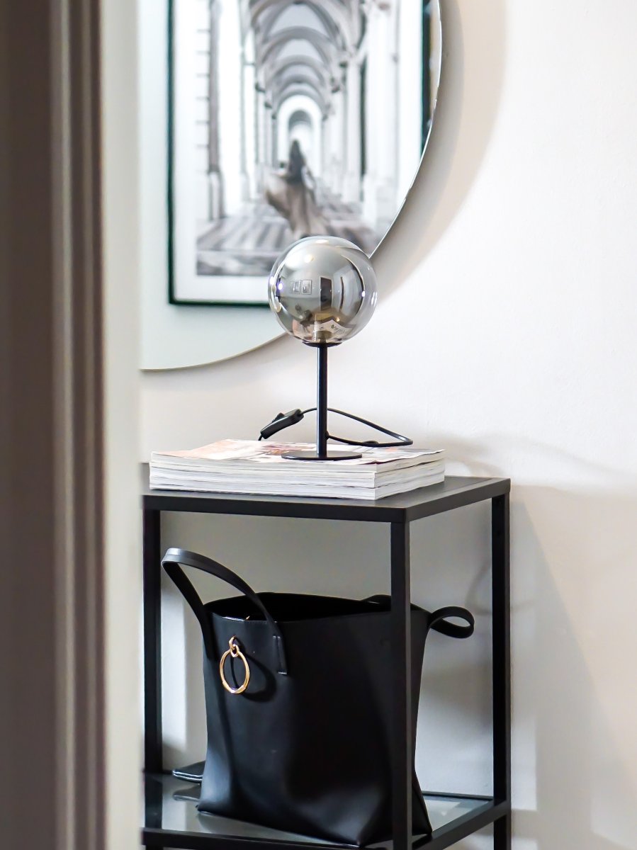 Molekyl 27cm Gris humo lámpara de mesa De Aneta Lighting - El diseño moderno de la lámpara y su elegante base la convierten en un detalle ideal para la mesita de noche, la estantería o el alféizar de la ventana.