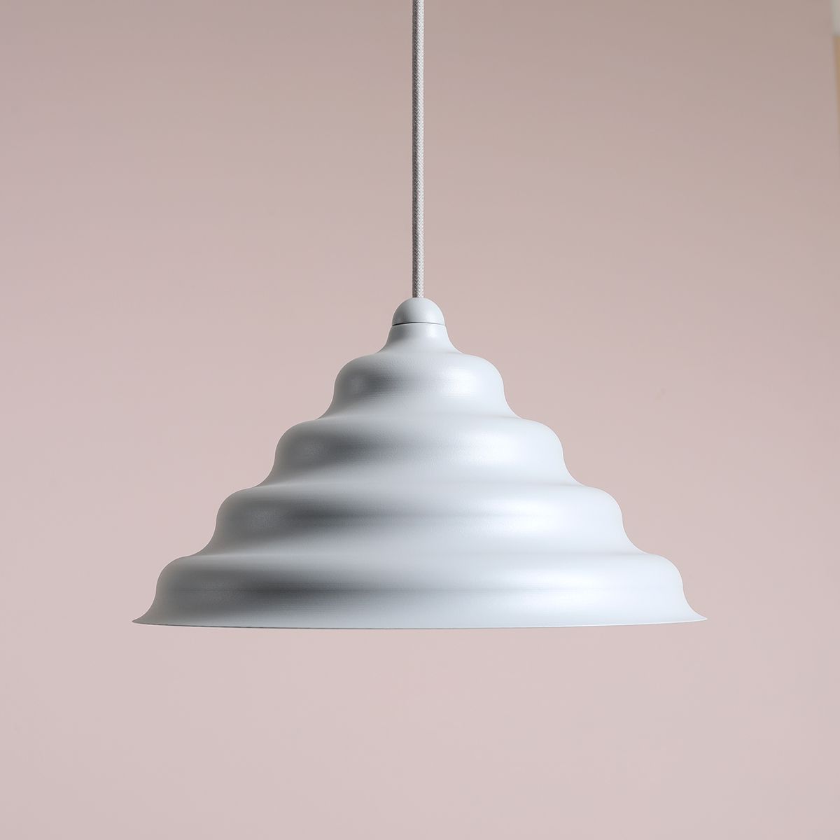 Wave Ø30 Azul Lámpas de techo De Artera - La pantalla de metal desgastado en gris mate resalta; El color crea una hermosa dispersión de luz hacia abajo, lo que lo hace perfecto para colgarlo sobre la mesa del comedor o la encimera de la cocina.