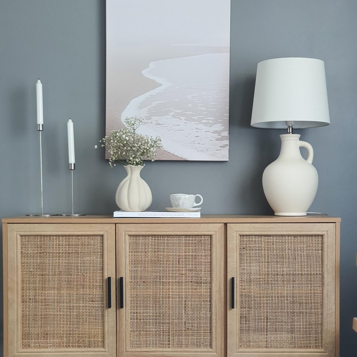 Athena 58cm Blanco natural lámpara de mesa De Aneta Lighting - Con una base de cerámica curvada en forma de jarra antigua, añade un toque rústico a tu hogar.