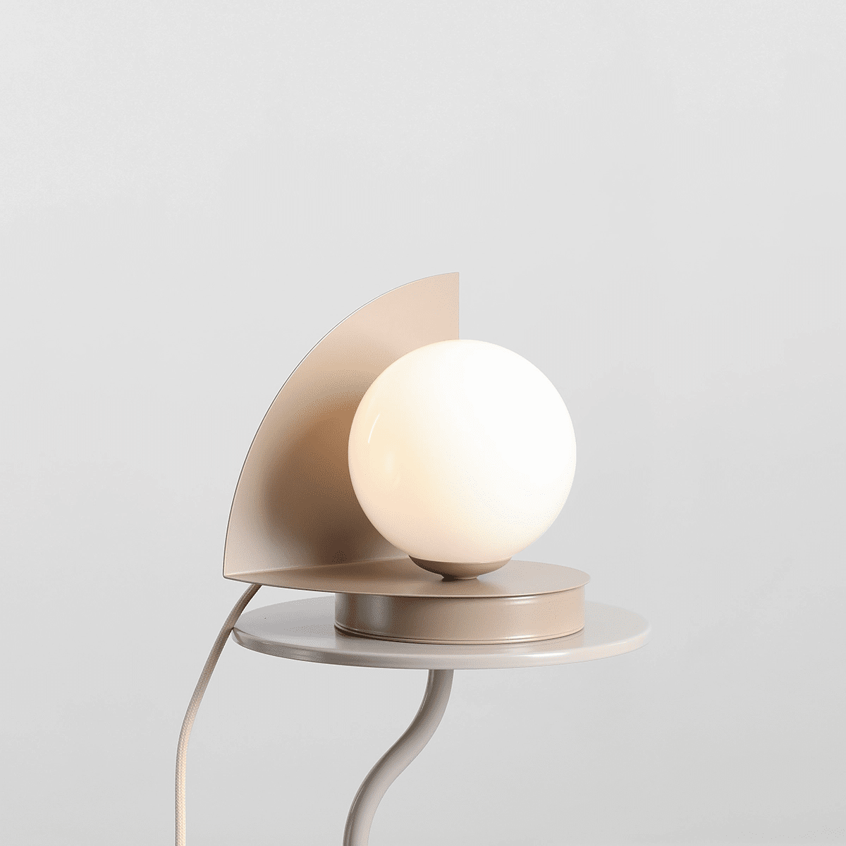 Loop 20cm Beige lámpara de mesa De Artera - La cúpula redonda de cristal opalino tiene un diámetro de 14 cm y proporciona una hermosa difusión de la luz.