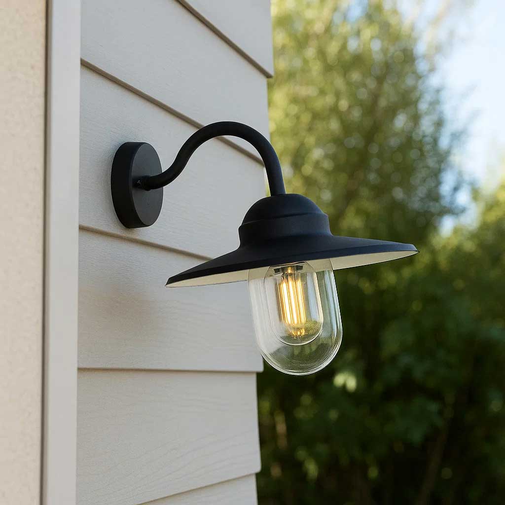 Ystad Negro lámpara de exterior De Lampan - Ystad &auml;r en klassisk stallykta i svart f&auml;rg och klart glas.