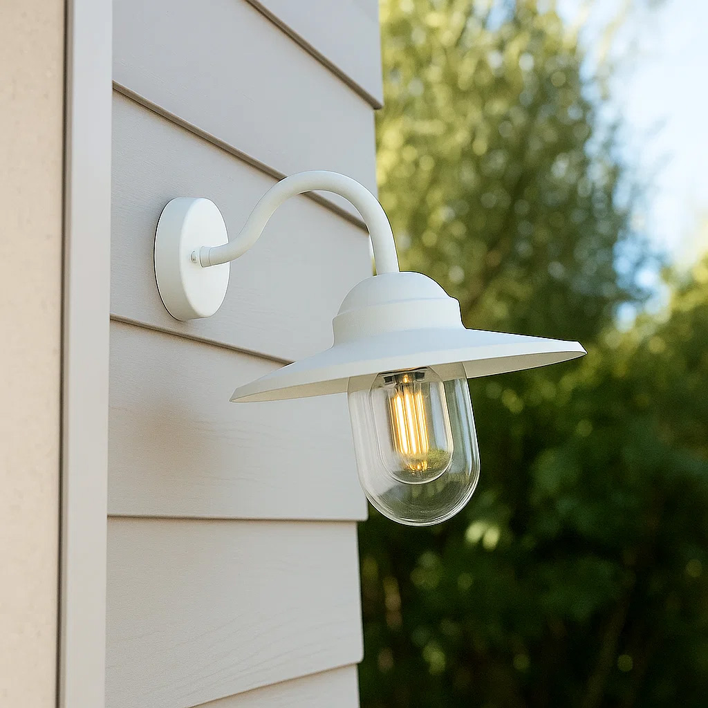 Ystad Blanco lámpara de exterior De Lampan - Ystad &auml;r en klassisk stallykta i vit f&auml;rg och klart glas.
