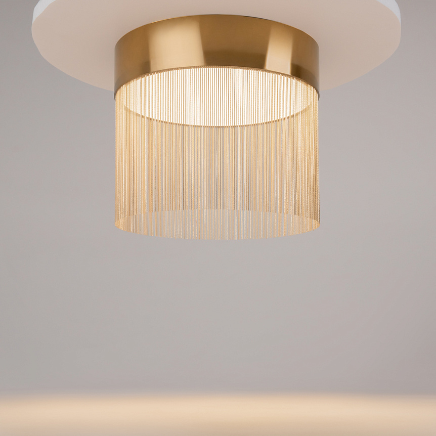 Imaginary Ø35 Oro plafón De Maytoni - Imaginary es una elegante l&aacute;mpara de techo de metal con un lujoso acabado dorado y detalles de cadena decorativa que crean una impresi&oacute;n suave y exclusiva.