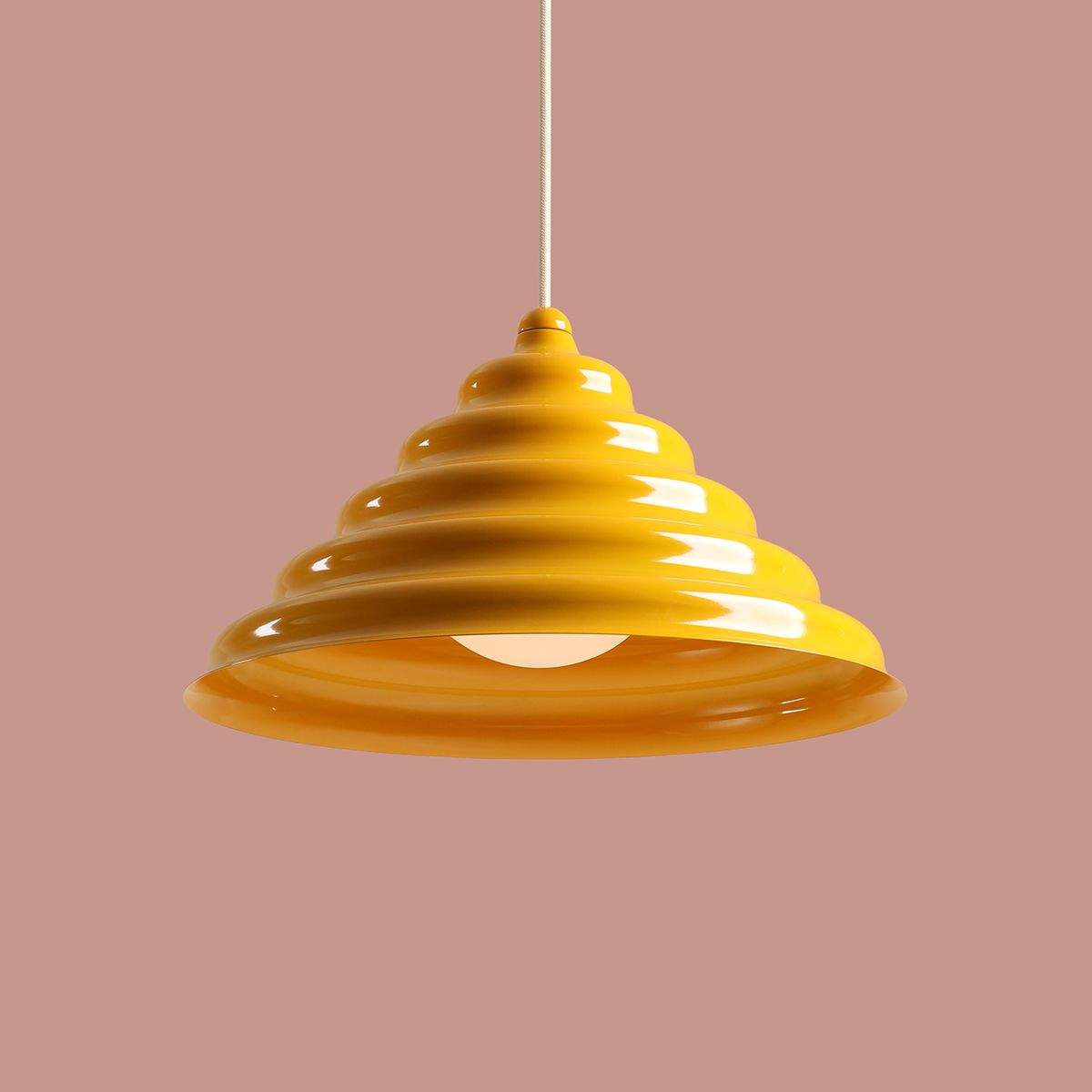 Wave Ø36 Amarillo Lámpas de techo De Artera - La pantalla ondulada de metal amarillo crea una hermosa difusión de luz hacia abajo, lo que la hace perfecta para colgarla sobre la mesa del comedor o la encimera de la cocina.