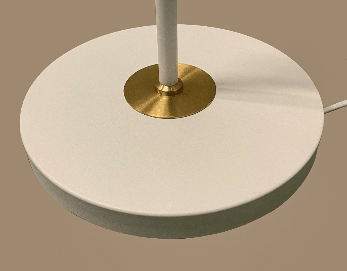 Birka Blanco lámpara de pie De Aneta Lighting - Lámpara de pie Birka realizada en metal lacado en blanco y detalles de latón en la base.
