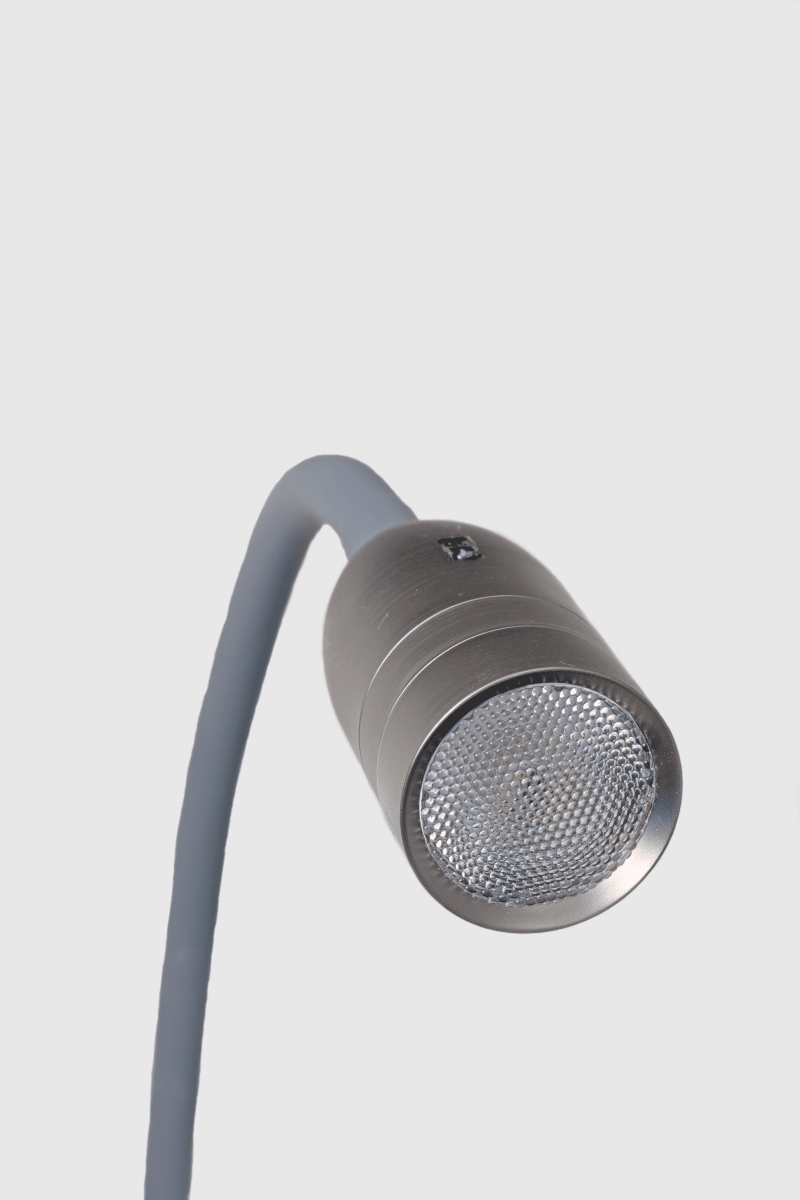 Sensilo Peltre/gris lámpara de lectura De Aneta Lighting - Presenta un elegante dise&ntilde;o met&aacute;lico con aspecto de peltre y un brazo flexible gris recubierto de silicona para orientar la luz f&aacute;cilmente.