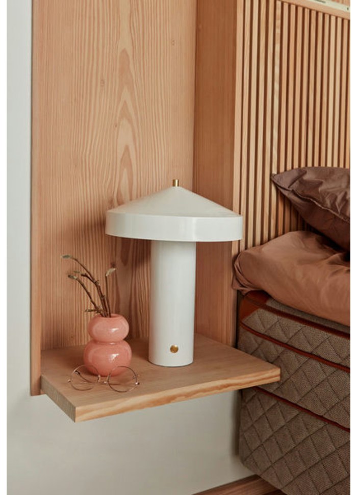 Hatto 40cm Blanco lámpara de mesa De OYOY - La lámpara de mesa Hatto es como una pequeña obra de arte que aporta luz y un ambiente único a tu hogar.