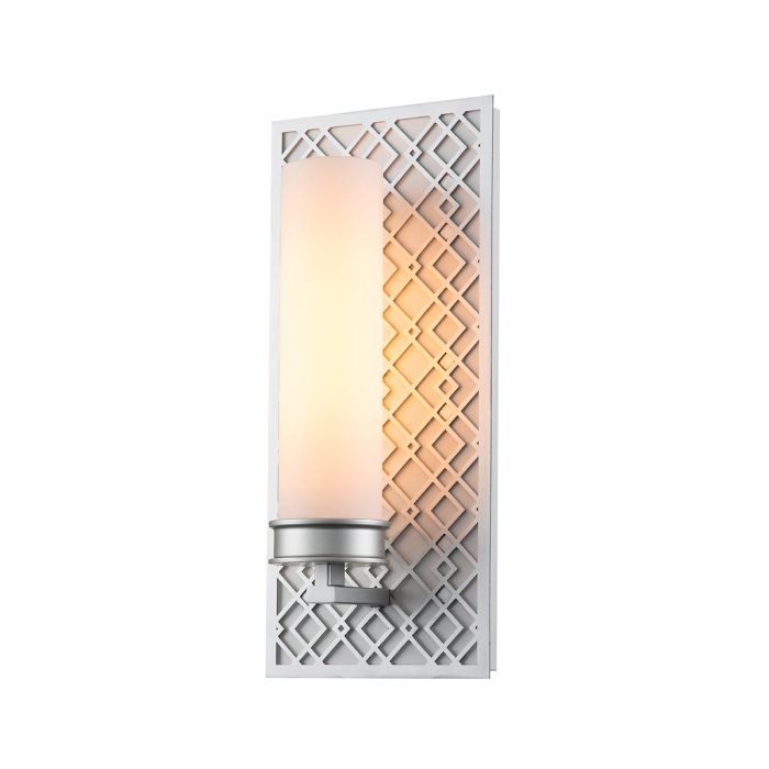 Ziggy 34cm Plata lámpara de baño De Elstead Lighting - La l&aacute;mpara de pared Ziggy impresiona con su elegante pantalla de cristal opalino blanco y su decorativa estructura met&aacute;lica plateada.