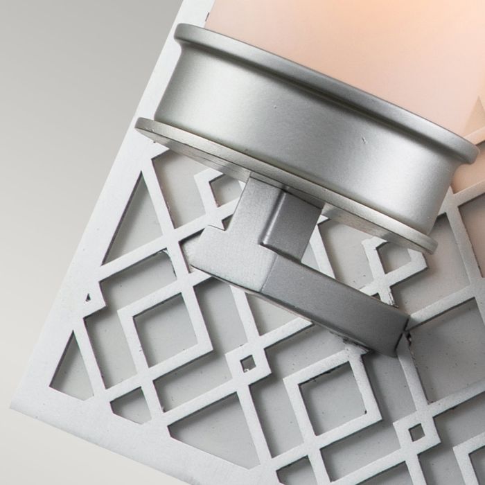 Ziggy 34cm Plata lámpara de baño De Elstead Lighting - La l&aacute;mpara de pared Ziggy impresiona con su elegante pantalla de cristal opalino blanco y su decorativa estructura met&aacute;lica plateada.