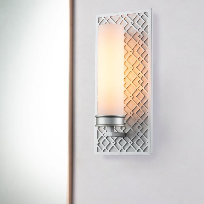 Ziggy 34cm Plata lámpara de baño De Elstead Lighting - La l&aacute;mpara de pared Ziggy impresiona con su elegante pantalla de cristal opalino blanco y su decorativa estructura met&aacute;lica plateada.