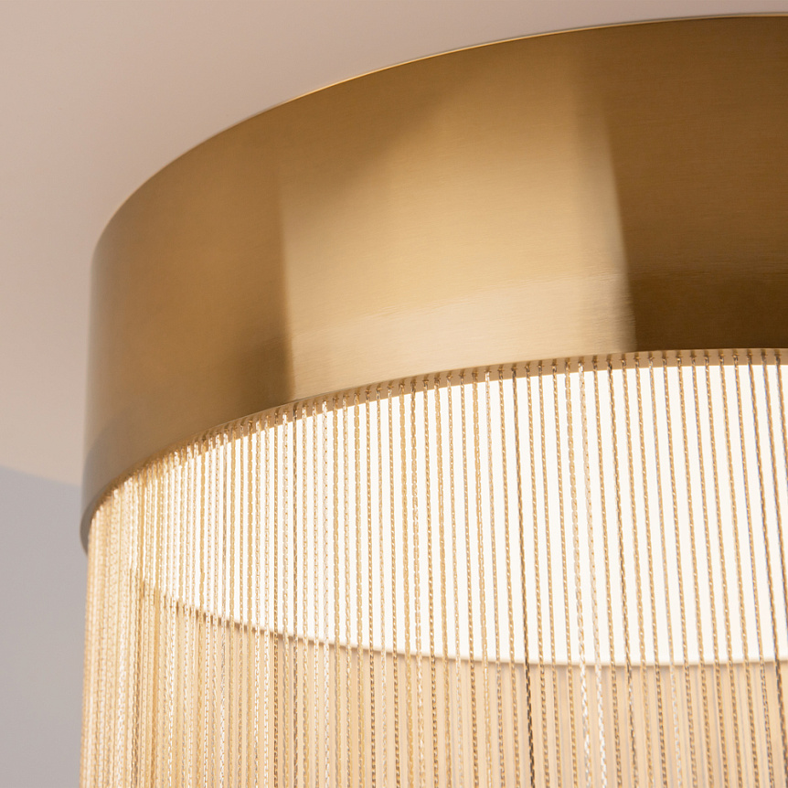 Imaginary Ø35 Oro plafón De Maytoni - Imaginary es una elegante l&aacute;mpara de techo de metal con un lujoso acabado dorado y detalles de cadena decorativa que crean una impresi&oacute;n suave y exclusiva.
