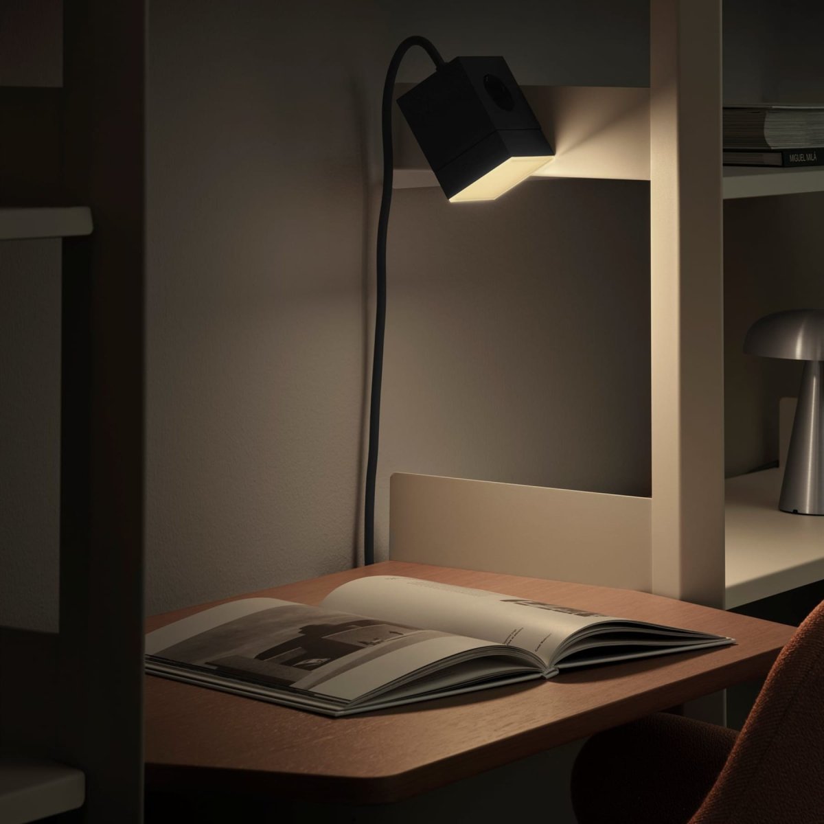 LAMP 1 - EU Negro De Avolt - La lámpara está fabricada en policarbonato y cuenta con una cubierta de vidrio esmerilado y texturizado que difunde la luz de forma suave y agradable.